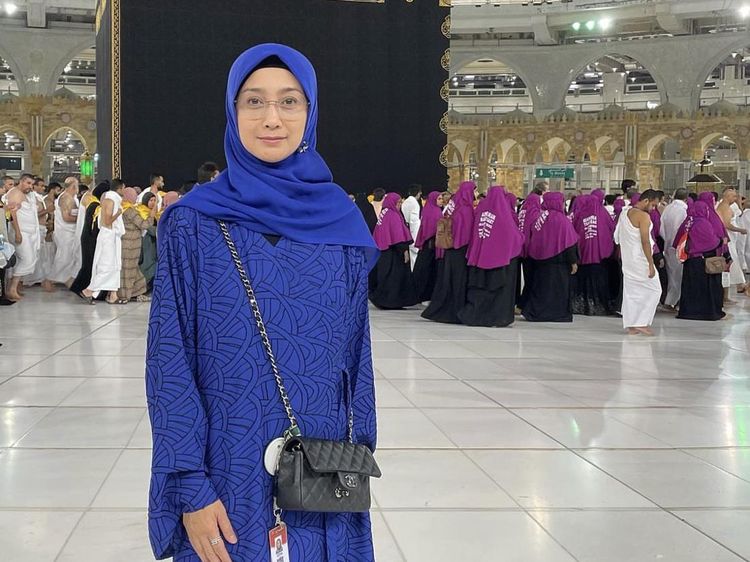 8 Gaya Desy Ratnasari Pakai Hijab Segi Empat Saat Umrah, Cantiknya Awet