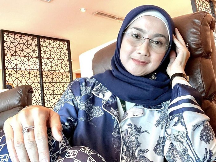 Potret Desy Ratnasari saat umrah.