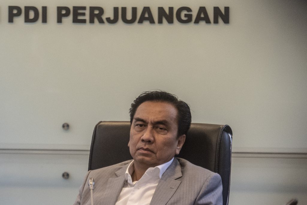 Anggota Komisi I DPR RI Effendi Simbolon melambaikan tangan ke arah wartawan usai memberikan pernyataan permintaan maaf atas ucapan 