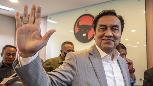 Anggota Komisi I DPR RI Effendi Simbolon melambaikan tangan ke arah wartawan usai memberikan pernyataan permintaan maaf atas ucapan 