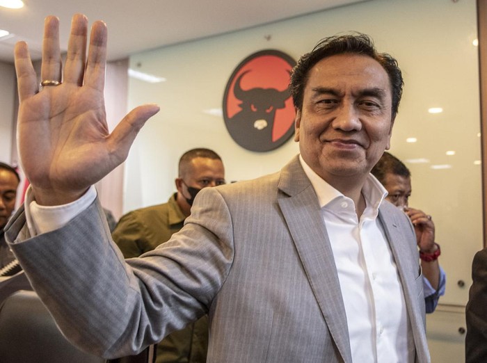 Anggota Komisi I DPR RI Effendi Simbolon melambaikan tangan ke arah wartawan usai memberikan pernyataan permintaan maaf atas ucapan 