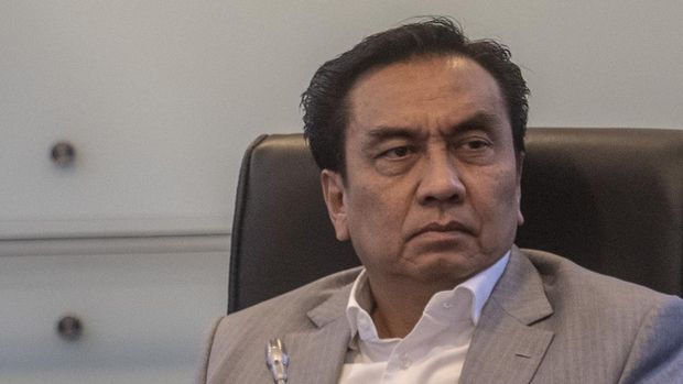 Anggota Komisi I DPR RI Effendi Simbolon melambaikan tangan ke arah wartawan usai memberikan pernyataan permintaan maaf atas ucapan 