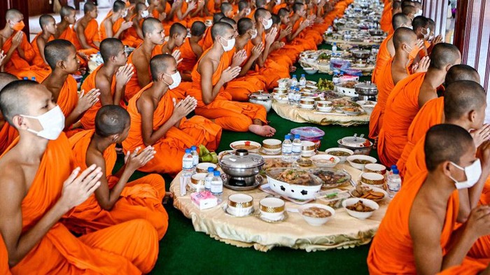 Potret Pchum Ben, Festival Kematian di Kamboja Women burn incense sticks as they pray during the Pchum Ben festival (Festival of Death) at a pagoda in Phnom Penh on September 13, 2022. - The festival consists of 15 days of prayers to honour late family members, visits to temples and food offers to monks. (Photo by TANG CHHIN Sothy / AFP) (Photo by TANG CHHIN SOTHY/AFP via Getty Images)