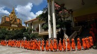 Biksu Buddha berjalan dalam antrean untuk makan siang selama festival Pchum Ben (Festival Kematian) di sebuah pagoda di Phnom Penh. Pchum Ben dianggap unik di Kamboja sebab penghormatan kepada orang yang telah meninggal atau termasuk pada leluhur merupakan bentuk kecintaan dan rasa hormat kepada para arwah. 