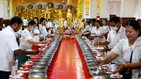 Umat beriman menempatkan makanan selama festival Pchum Ben (Festival Kematian) di sebuah pagoda di Phnom Penh. Persembahan makanan kepada para biksu Buddha ini dipercaya menghasilkan jasa atau pahala yang secara tidak langsung bermanfaat bagi orang-orang atau arwah yang telah meninggal di nirwana.