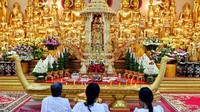 Festival ini terdiri dari 15 hari doa dengan mengunjungi pagoda, persembahan makanan kepada arwah yang telah meninggal dan penawaran makanan serta uang kepada para Biksu.