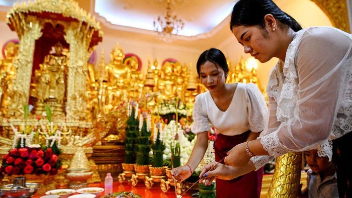 Potret Pchum Ben, Festival Kematian di Kamboja Women burn incense sticks as they pray during the Pchum Ben festival (Festival of Death) at a pagoda in Phnom Penh on September 13, 2022. - The festival consists of 15 days of prayers to honour late family members, visits to temples and food offers to monks. (Photo by TANG CHHIN Sothy / AFP) (Photo by TANG CHHIN SOTHY/AFP via Getty Images)