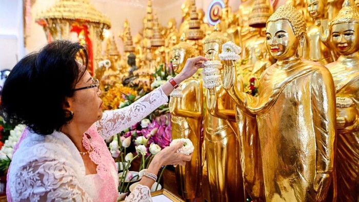 Potret Pchum Ben, Festival Kematian di Kamboja Women burn incense sticks as they pray during the Pchum Ben festival (Festival of Death) at a pagoda in Phnom Penh on September 13, 2022. - The festival consists of 15 days of prayers to honour late family members, visits to temples and food offers to monks. (Photo by TANG CHHIN Sothy / AFP) (Photo by TANG CHHIN SOTHY/AFP via Getty Images)