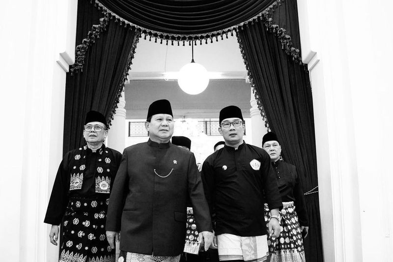 Ketua Umum Partai Gerindra Prabowo Subianto mengunggah foto bersama Gubernur Jawa Barat Ridwan Kamil. Prabowo mengunggah foto tersebut usai Ridwan Kamil mendoakan dirinya menjadi presiden.