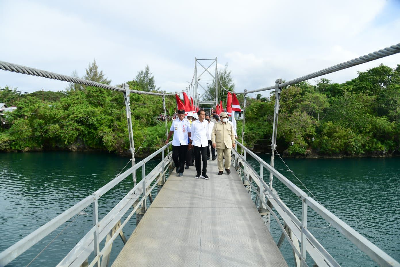 Presiden Joko Widodo didampingi Ibu Iriana Joko Widodo meresmikan Jembatan Gantung Wear Fair, dalam kunjungan kerjanya ke Kabupaten Maluku Tenggara, Provinsi Maluku, pada Rabu, 14 September 2022. Presiden menegaskan bahwa pembangunan infrastruktur berupa jembatan penting untuk mempercepat mobilitas orang dan barang. (Dok: Muchlis Jr/ Biro Pers Sekretariat Presiden)