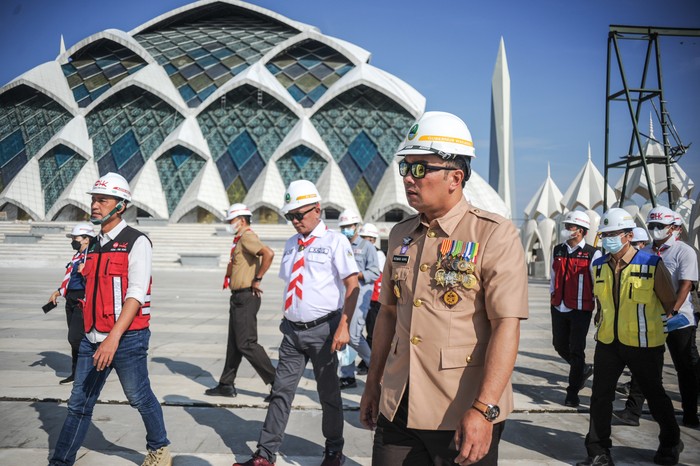 Pekerja menyelesaikan pembangunan bagian atap Masjid Al Jabbar di Gedebage, Bandung, Jawa Barat, Rabu (14/9/2022). Gubernur Jawa Barat Ridwan Kamil mengatakan, progres Masjid Al Jabbar sudah mencapai 60 persen dan ditargetkan diresmikan pada Desember 2022. ANTARA FOTO/Raisan Al Farisi/YU