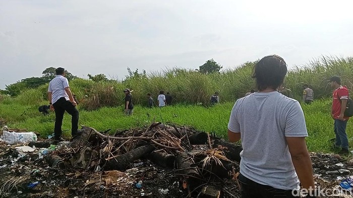 Proses pencarian bagian tubuh yang hilang dari mayat hangus diduga PNS Bapenda Kota Semarang, di kawasan Marina, Kota Semarang, Rabu (14/9/2022).