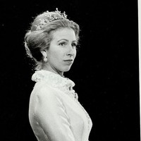 Saat tur Keluarga Kerajaan pada 1972 di Kanada, Putri Anne tampil cantik berbalut gaun lengan panjang bergaya Victorian. Penampilannya makin cantik dengan tiara. Foto: Getty Images