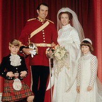 Saat menikah dengan Mark Phillips pada 1973, Putri Anne pun memilih riasan wajah natural dan rambut sanggul yang disasak tanpa hiasan kepala mewah. Foto: Getty Images