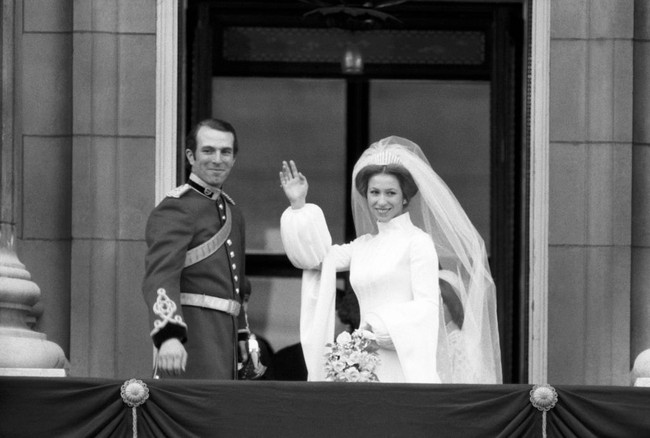 Aura seorang royal datang dari gaun pengantin yang ia kenakan. Putri Anne memakai gaun putih dengan kerah leher tinggi serta veil panjang yang memberi kesan dramatis. Foto: Getty Images