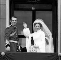 Aura seorang royal datang dari gaun pengantin yang ia kenakan. Putri Anne memakai gaun putih dengan kerah leher tinggi serta veil panjang yang memberi kesan dramatis. Foto: Getty Images