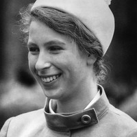 Semasa muda, Putri Anne lebih sering terlihat bergaya simpel seperti mengenakan kemeja, shift dress atau setelan blouse-celana dan blouse-rok. Foto: Getty Images