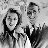 Kecantikan terpancar dari rona wajah Putri Anne saat foto bersama Mark Phillips, satu minggu sebelum pernikahan mereka. Foto: Getty Images