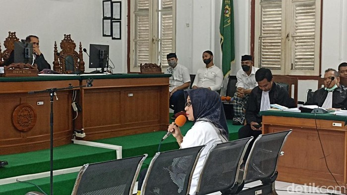 Rachma eks Dishub Makassar di sidang pembunuhan Najamuddin Sewang.
