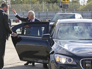 Tak Selalu Mobil Inggris, Raja Charles III Naik Mobil Mewah Ini