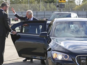 Tak Selalu Mobil Inggris, Raja Charles III Naik Mobil Mewah Ini