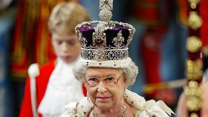 Britains Queen Elizabeth II, wearing the Imperial Crown, walks in procession through The Royal Gallery on her way to give her speech during the ceremonial state opening of Parliament in London 13 November 2002. WPA POOL