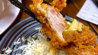 Teksturnya empuk dan juicy karena menggunakan daging fillet paha ayam. Rasa gurihnya meresap ke dalam daging, tercecap juga rasa jahe namun tidak begitu kuat sehingga tidak merusak cita rasa. Foto: detikFood / Yenny Mustika Sari