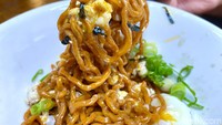 Mie yang kenyal berpadu nikmat dengan kuning telur. Kami mengaduknya agar cita rasanya tercampur merata. Ayam cincang rebus juga ditambahkan pada menu ini. Foto: detikFood / Yenny Mustika Sari