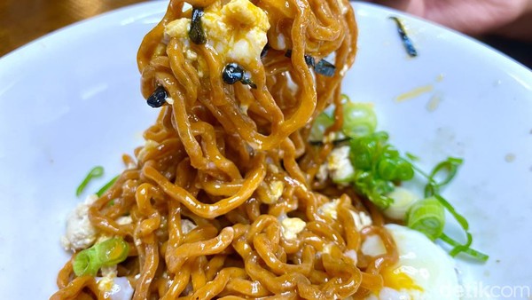 Pedasnya Hotto Ramen dan Karaage Nikmat di Restoran Ramen ala Pasar Tsukiji