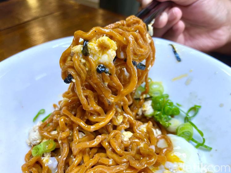 Pedasnya Hotto Ramen dan Karaage Nikmat di Restoran Ramen ala Pasar Tsukiji