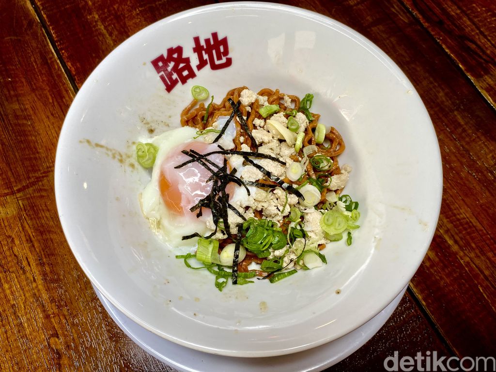 Roji Ramen: ramen berkuah pedas dan mie soba yang nikmat