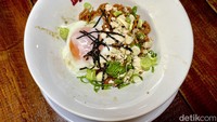 Menu Mazesoba (Rp 35.000) juga tak kalah lezat. Kami memesan menu ini untuk membandingkan antara ramen kering dan berkuah. Racikannya menggunakan jenis mie keriting pedas. Foto: detikFood / Yenny Mustika Sari