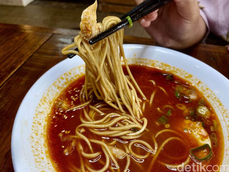 Roji Ramen: ramen berkuah pedas dan mie soba yang nikmat