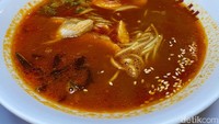 Hotto Ramen (Rp 42.000) yang menjadi menu andalannya. Racikannya kami memilih mie lurus original, agar paduannya pas dengan kuah ramen yang merah merona. Foto: detikFood / Yenny Mustika Sari