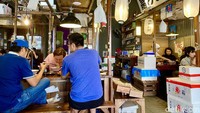 Baru melangkahkan masuk ke restoran saja, nuansa Pasar Ikan Tsukiji itu langsung terasa. Dekorasinya seperti kios-kios di pasar ikan tersebut. Foto: detikFood / Yenny Mustika Sari