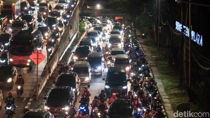 Jalan TB Simatupang yang mengarah ke Fatmawati terpantau macet malam ini. Kemacetan dikarenakan meningkatnya volume kendaraan.