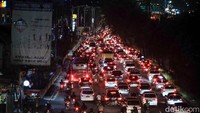 Selain itu, kendaraan juga terjebak macet di lampu lalu lintas. 