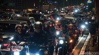 Pemotor pun harus pasrah dengan kemacetan. 
