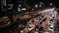 Pengendara terjebak macet di Jalan TB Simatupang arah Fatmawati, Jakarta Selatan, Rabu (14/9/2022) pukul 19.40 WIB.