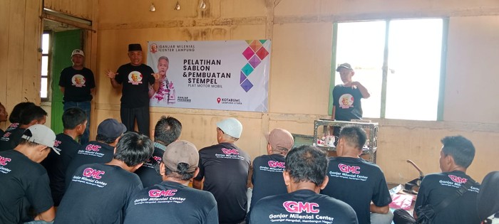 Relawan Pendukung Ganjar Lampung Ajarkan Keterampilan Sablon-Stempel