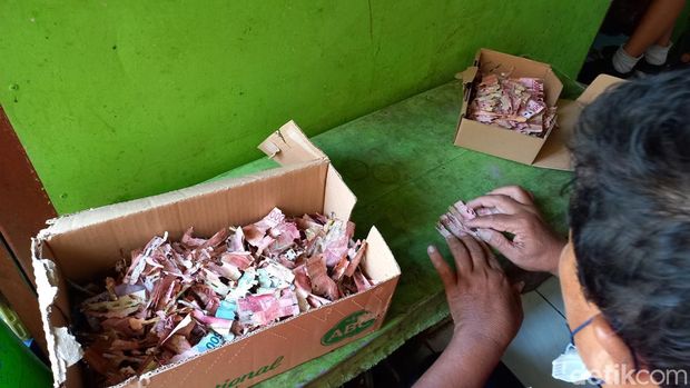 Samin, saat memperbaiki uangnya yang dimakan rayap, di SD Negeri Lojiwetan, Kelurahan Kedunglumbu, Kecamatan Pasarkliwon, Kota Solo, Rabu (14/9/2022).