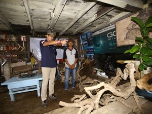 Sandiaga Uno Beri Mesin Kompresor Cat ke Perajin Furnitur di Sumsel