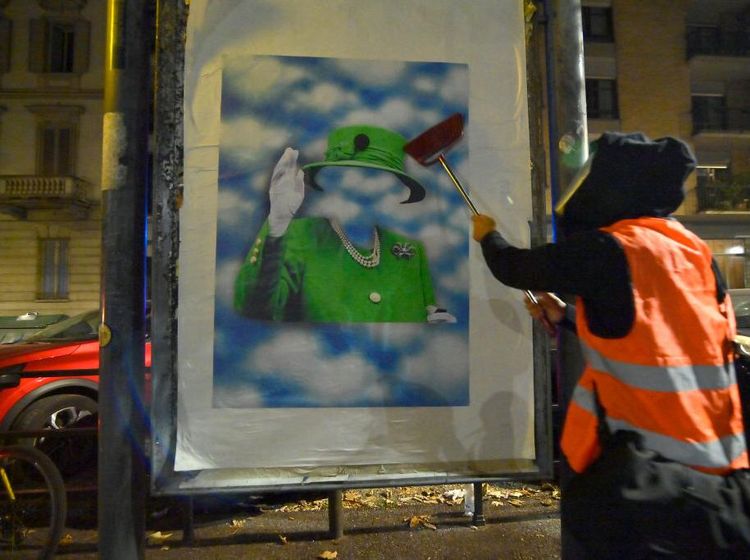 Seniman Bertopeng Buat Potret Ratu Elizabeth II Ada di Atas Langit