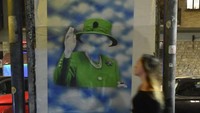 Kali ini, dia membuat poster bergambar Ratu Elizabeth II namun berada dalam bayangan di langit biru. Foto: Getty Images/Stefano Guidi