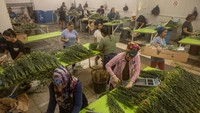 Meningkatnya permintaan telah mendorong perusahaan untuk mempekerjakan pekerja tambahan dan memperpanjang jam kerja.