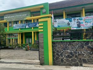 Keluhan Ortu di SMPN Bandung Wajib Beli Seragam-Jas Almamater Rp 800 Ribu