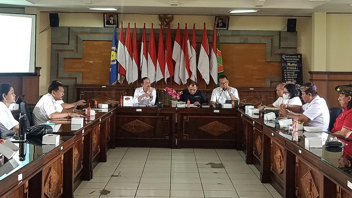 Suasana acara tindak lanjut petisi Basmi Polusi Suara di Canggu di Ruang Rapat Lantai III Kantor Satpol-PP Provinsi Bali, Jalan D.I Panjaitan No.10 Denpasar, Rabu (14/9/2022).
