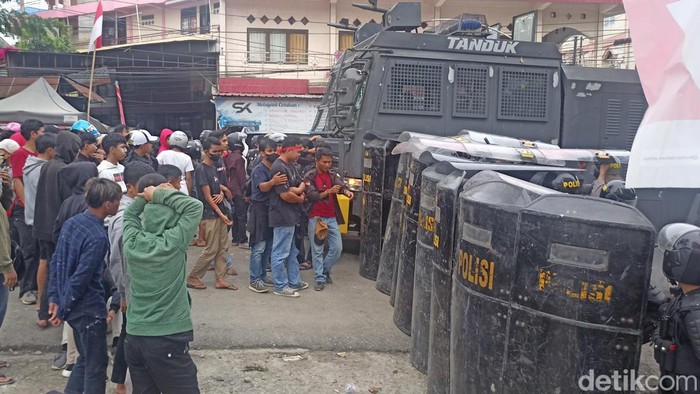Suasana demo sidang sengketa lahan di Toraja Utara