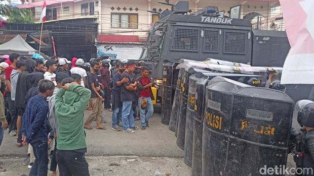 Suasana demo sidang sengketa lahan di Toraja Utara