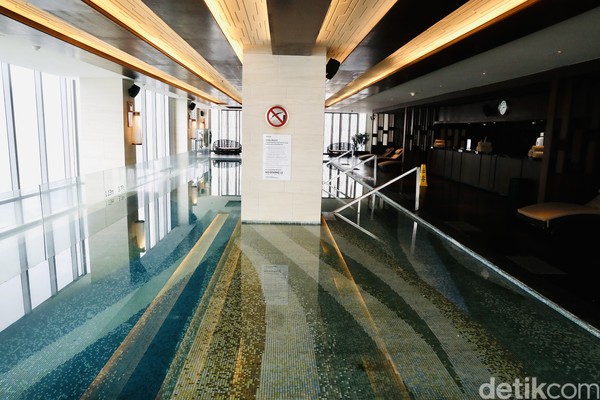 Hotel ini menyediakan area kolam renang bertipe indoor tapi dengan pemandangan kota yang indah. Tamu yang menginap harus lebih dulu reservasi jika ingin berenang. (Rengga Sancaya/detikFoto)